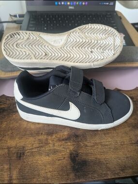 Nike Kids Navy Blue and White Velcro Low-Top Sneakers